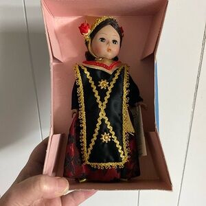 Madame Alexander Indonesia 579 Collector Doll